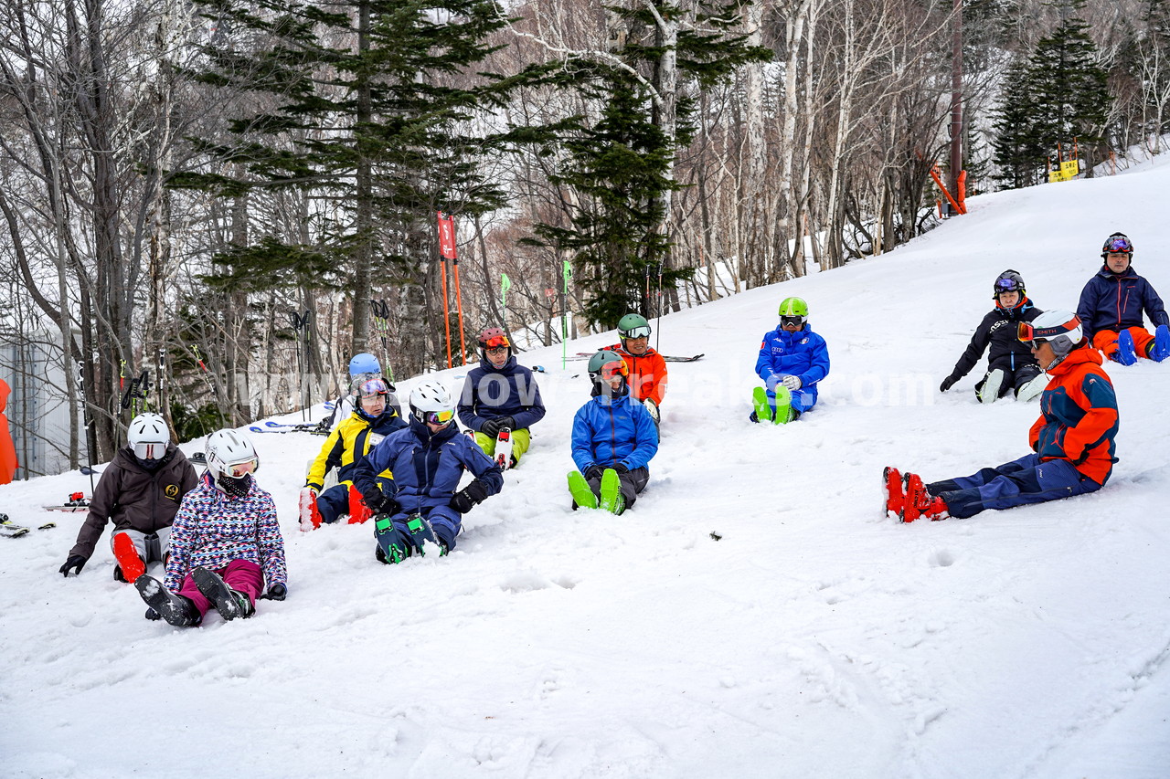 札幌国際スキー場 Mt.石井スポーツ ISHII SKI ACADEMY 校長・斉藤人之さんによる『斉藤塾』開講。本日のテーマは、「春雪！コブからスキーのたわみを楽しむ！！」(^^)v